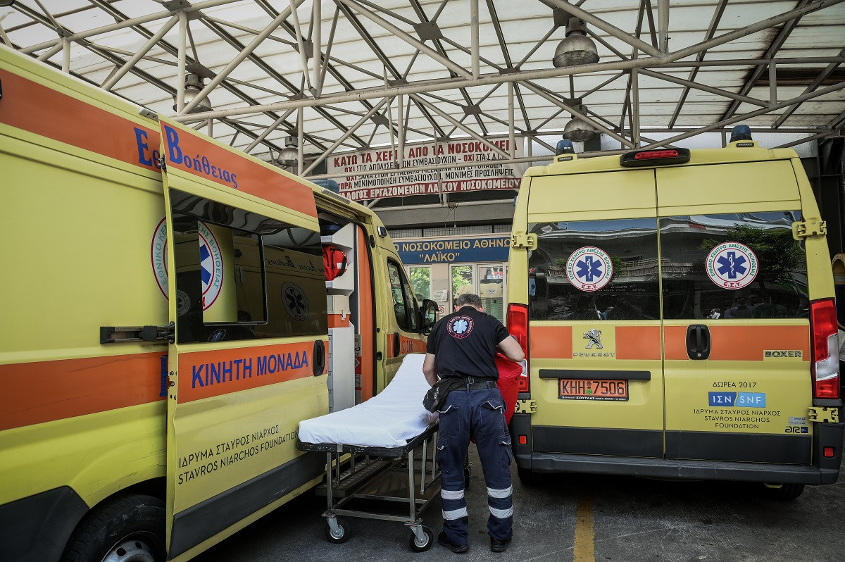ΕΚΑΒ: 112 άτομα πληρώματα διασώστες μεταφέρουν σεντόνια και κατσαρόλες στα νοσοκομεία