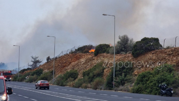 Χανιά: Εκκενώθηκε προληπτικά το ναυτικό νοσοκομείο λόγω της φωτιάς που ξέσπασε κοντά στον Ναύσταθμο