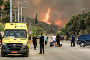 Οι φωτιές κατακαίνε την χώρα: Μάχη και από το ΕΚΑΒ - 62 άνθρωποι στα νοσοκομεία