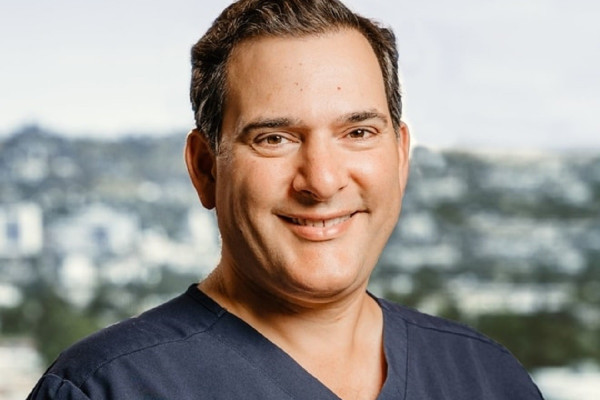 Δρ. Jason Snibbe στο HS: «Περπάτημα και διατάσεις προστατεύουν τις αρθρώσεις»