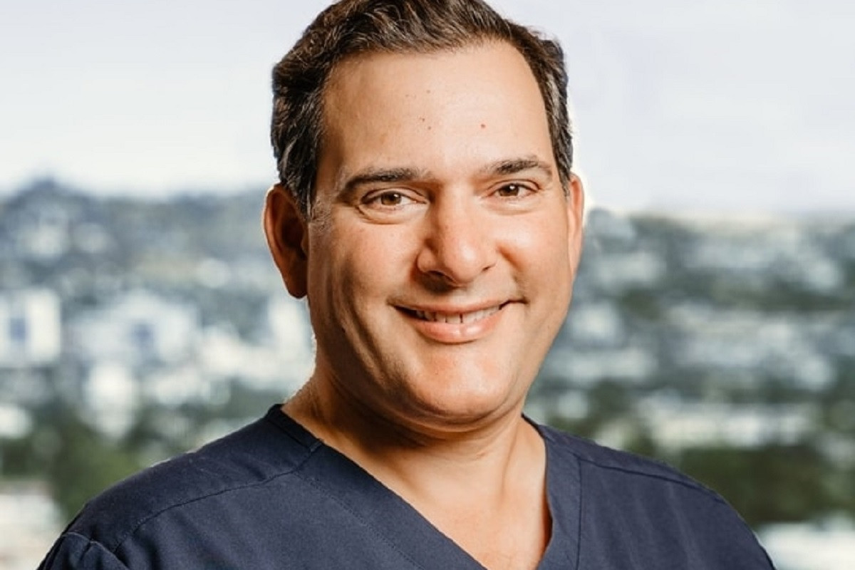 Δρ. Jason Snibbe στο HS: «Περπάτημα και διατάσεις προστατεύουν τις αρθρώσεις»