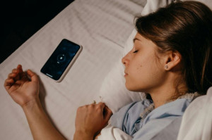 Digital Detox: Τι δείχνουν οι μελέτες για τον χρόνο που περνάμε μακριά από οθόνες