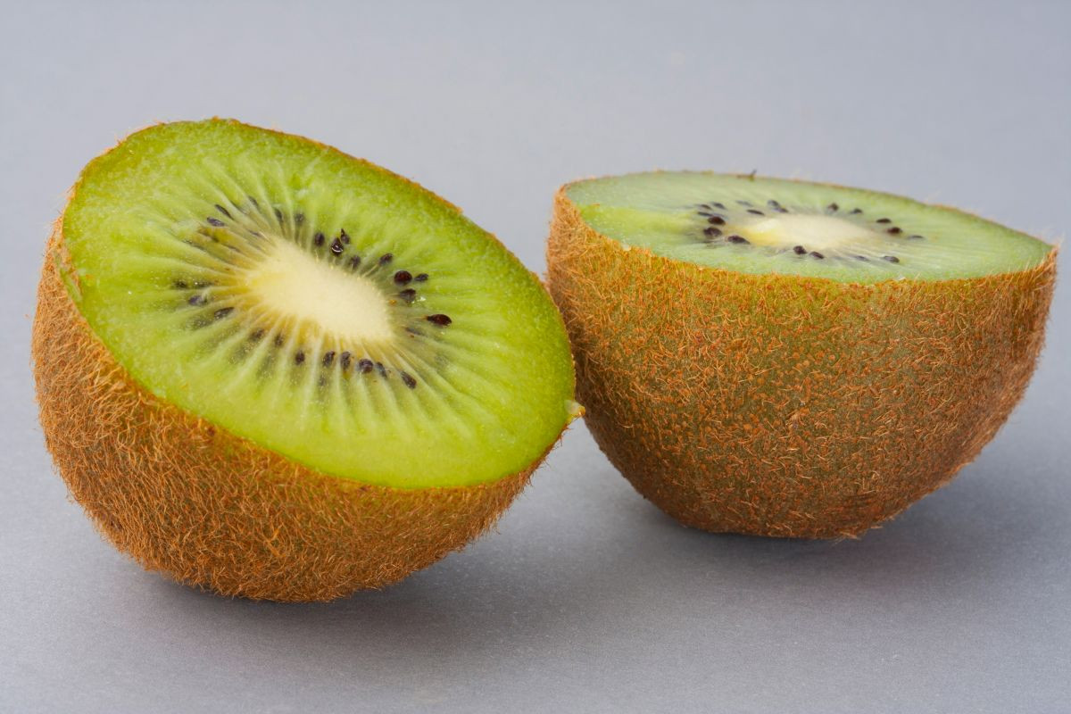 Κίουι: Το φρούτο που έχει γίνει παγκοσμίως γνωστό για τα θρεπτικά του στοιχεία