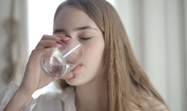 Πίνετε αρκετό νερό; 5 τρόποι για να καταλάβετε αν είστε καλά ενυδατωμένοι
