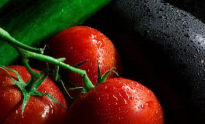 Ντομάτα με αγγούρι: Η σαλάτα που φροντίζει δέρμα, ανοσοποιητικό, καρδιά και έντερο