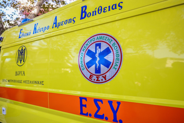 Μενίδι: Πέθανε ηλικιωμένη που παρασύρθηκε από νταλίκα – Είχε μεταφερθεί στο ΚΑΤ