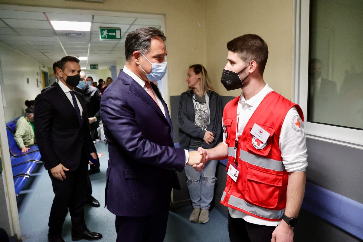 Εθελοντές του ΕΕΣ στην εφημερία του «Αττικόν» - Επίσκεψη Γεωργιάδη