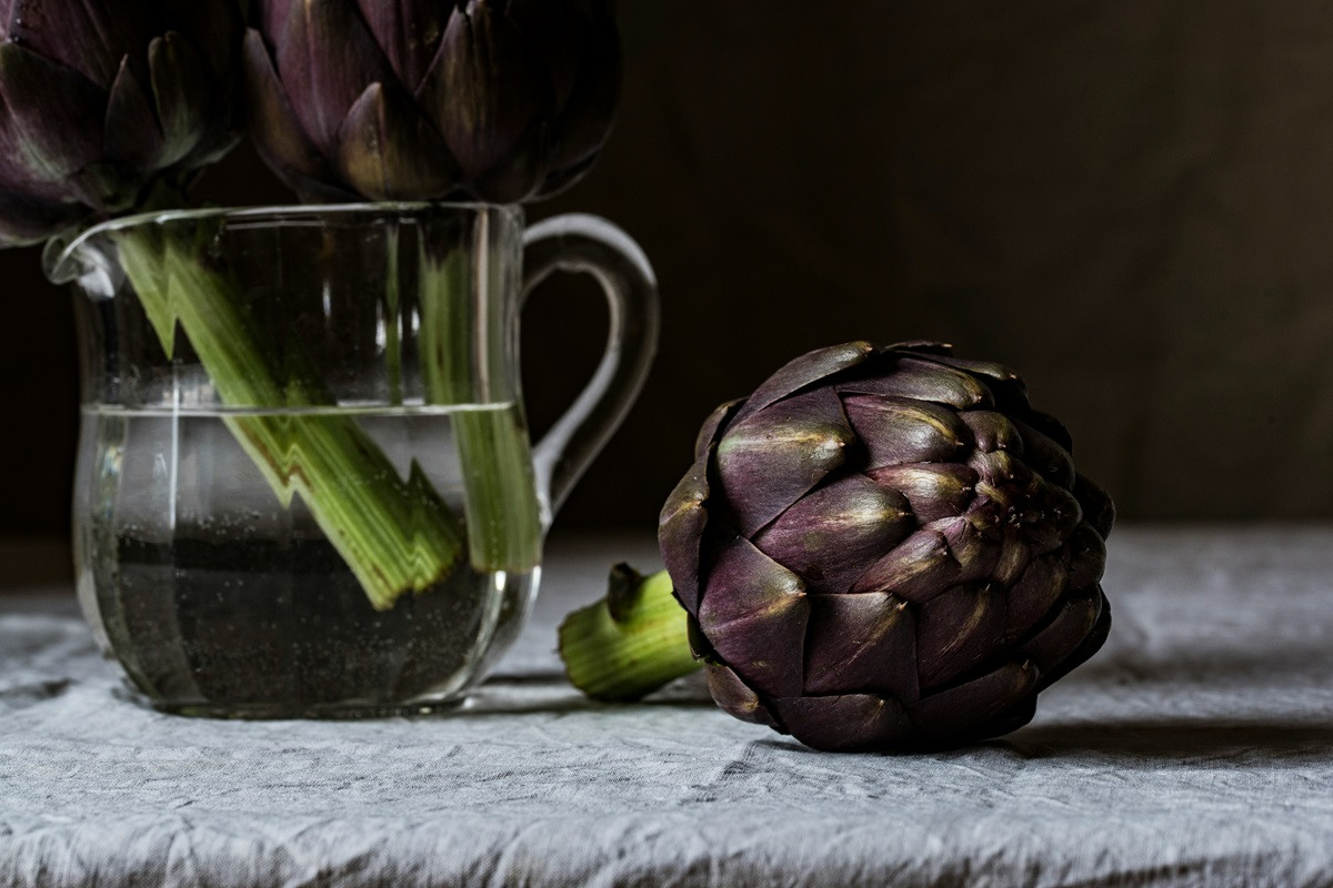 Artichoke water: Πώς θα φτιάξετε το νερό που πίνουν οι Γαλλίδες για να ξεπρηστούν