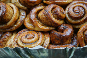 Πανεύκολη συνταγή για σπιτικά cinnamon rolls με ελάχιστη ζάχαρη
