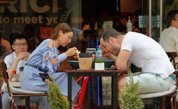 Πώς να τρώτε χωρίς να καταπίνετε πολύ αέρα