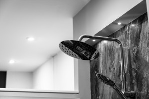 Πόσα βακτήρια κρύβει η κεφαλή του ντους σας – και πώς να τα ξεφορτωθείτε