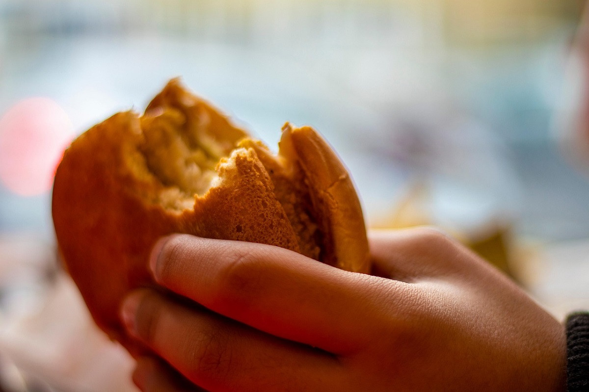 Πέθανε ο 22χρονος που προσπάθησε να καταπιεί αμάσητο ένα μπέργκερ