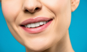 Επικίνδυνα εννέα στα δέκα λευκαντικά δοντιών και τζελ νυχιών που πωλούνται online