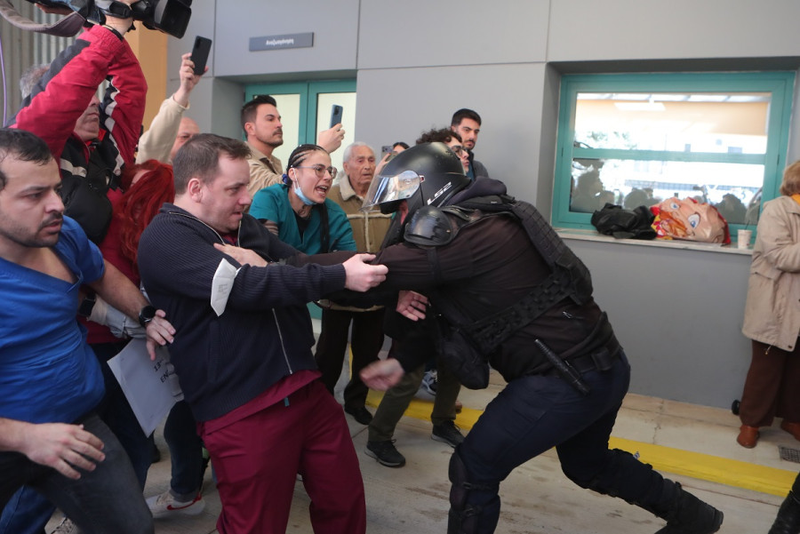 Νοσοκομείο Νίκαιας: Μεγάλη ένταση μεταξύ εργαζομένων και ΜΑΤ κατά την επίσκεψη Γεωργιάδη