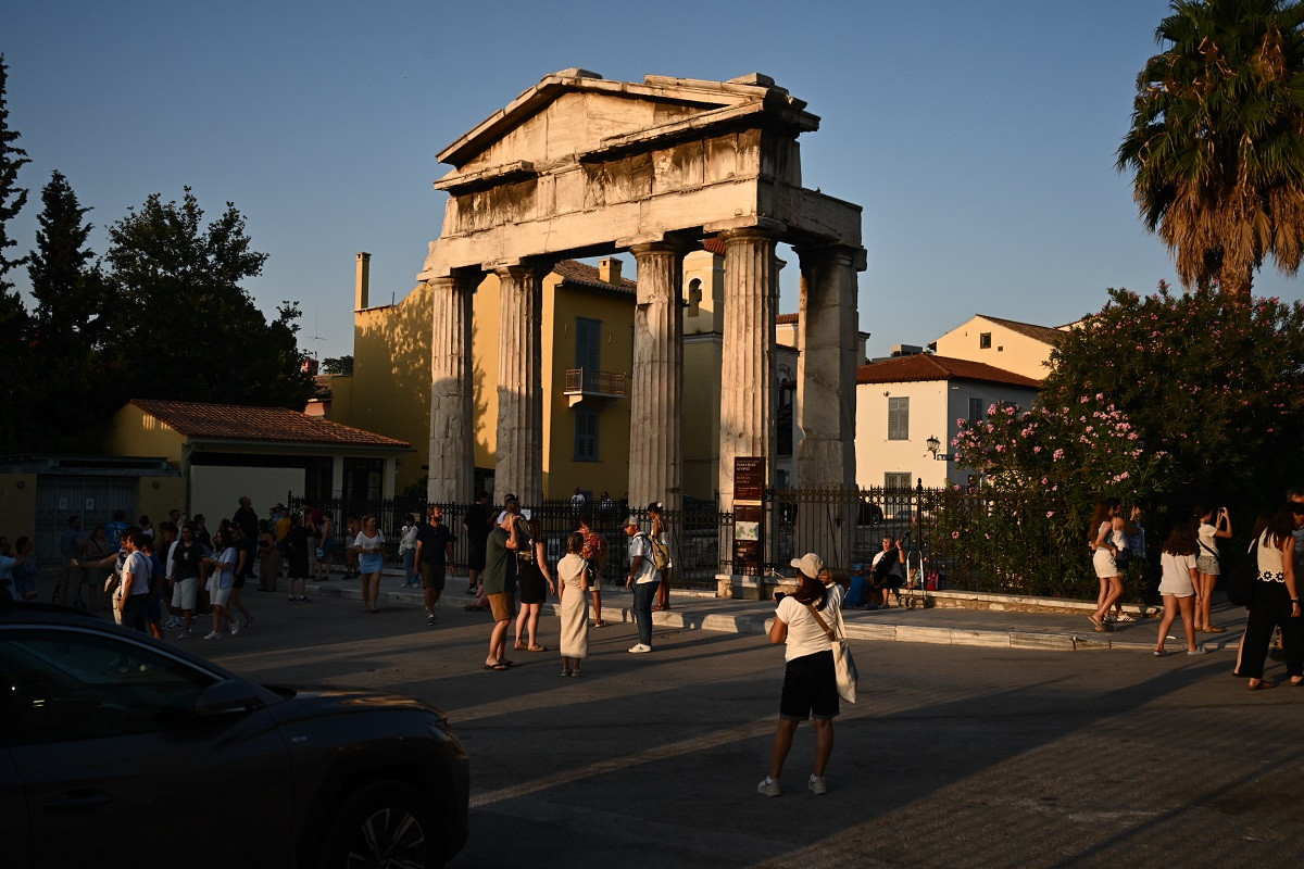 Μελέτη: Η έκθεση στον καύσωνα μπορεί να σας γεράσει όσο το κάπνισμα ή το αλκοόλ