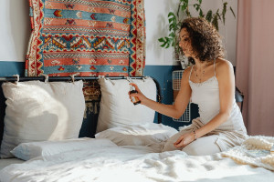 Pillow mist: Λειτουργούν πραγματικά για έναν ξεκούραστο ύπνο;
