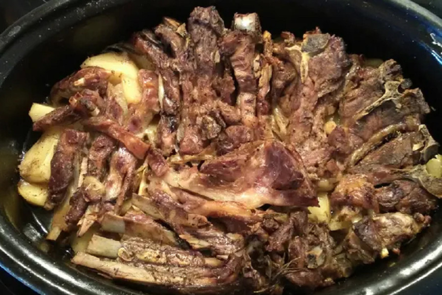 Τσικνοπέμπτη: Παϊδάκια στο φούρνο με πατάτες - Η άχαστη συνταγή