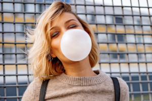 Τι συμβαίνει στο σώμα σας όταν μασάτε τσίχλα κάθε μέρα