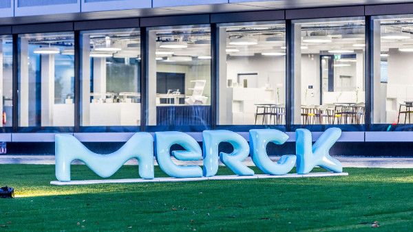Merck: Επενδύει 35 εκατ. ευρώ σε δοκιμές βιοασφάλειας