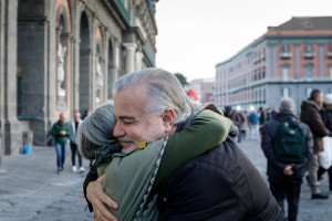 Τι λέει η ψυχολογία για όσους δεν θέλουν αγκαλιές