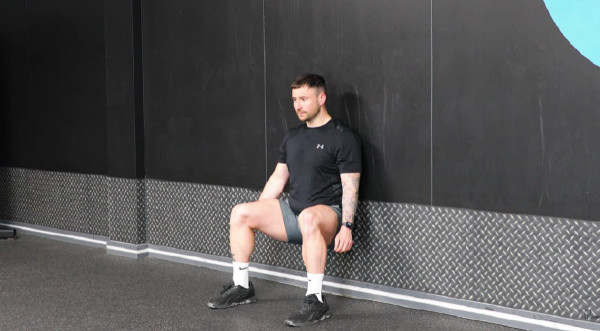 «Κάθισμα στον τοίχο»: Η άσκηση που μπορεί να μειώσει την αρτηριακή σας πίεση