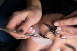 Όλα όσα πρέπει να ξέρετε πριν κάνετε lash extensions – Ποιοι οι κίνδυνοι