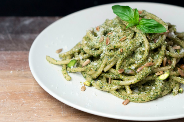 Πρωτεϊνική συνταγή για μακαρονάδα pesto με τυρί cottage