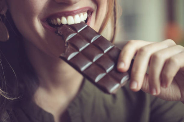 Μπορεί η μαύρη σοκολάτα να μείωσει την πίεση; - Τι δείχνει μελέτη