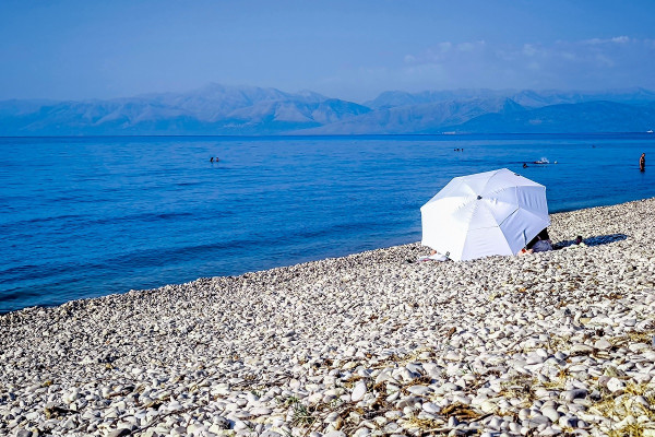 Καλοκαίρι με ασφάλεια: Πρόληψη ηλιακών εγκαυμάτων – Πρώτες βοήθειες για τσιμπούρια και τσούχτρες