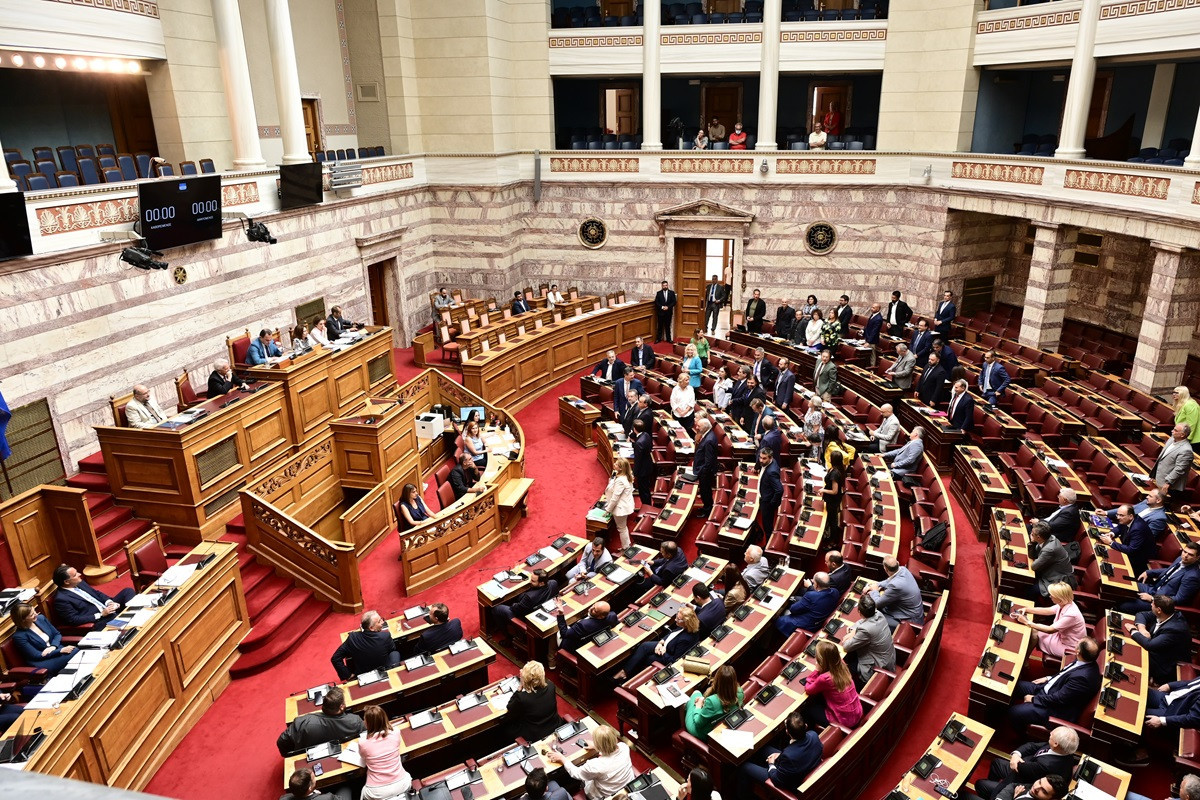 Βουλή: Κατατέθηκε το νομοσχέδιο για την προστασία των ανηλίκων από προϊόντα καπνού και αλκοολούχα ποτά