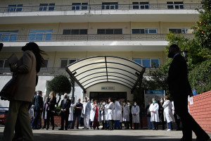 Οι εργολάβοι διώχνουν 6.000 εργαζόμενους από το ΕΣΥ