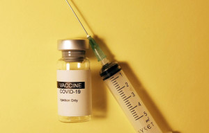 Μαγιορκίνης για AstraZeneca: «Η απόσυρση του εμβόλιού δεν σχετίζεται με την παρενέργεια»