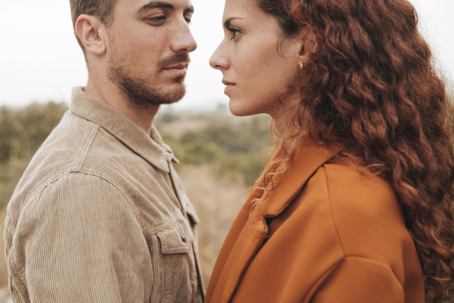 5 προειδοποιητικά σημάδια σε μια σχέση που δεν πρέπει να αγνοείτε
