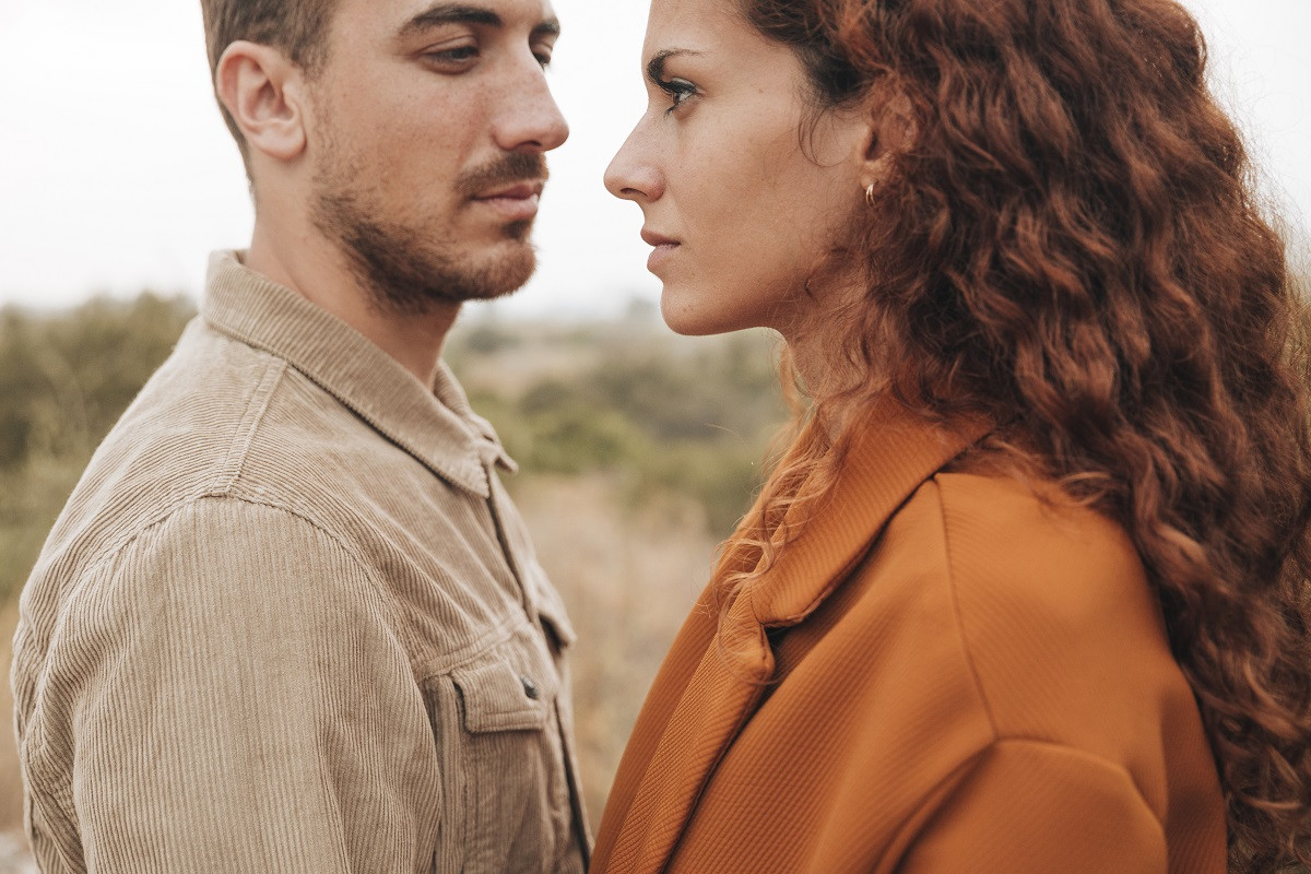5 προειδοποιητικά σημάδια σε μια σχέση που δεν πρέπει να αγνοείτε