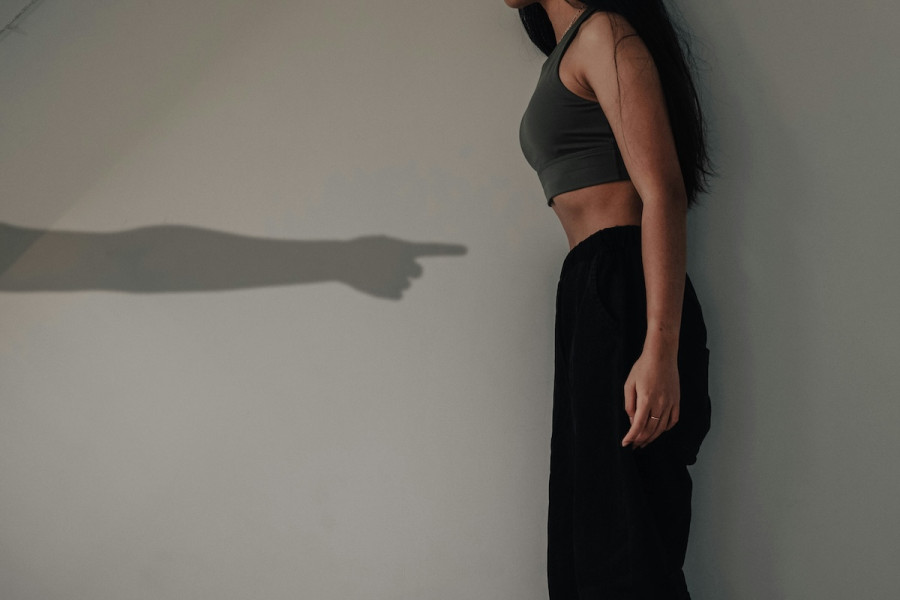 Gaslighting: Πώς τα ψέματα στις σας κάνουν να αμφισβητείτε την πραγματικότητα