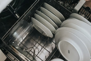 Πώς θα καθαρίσετε εύκολα και σε βάθος το πλυντήριο πιάτων για καλύτερη απόδοση και πιάτα που αστράφτουν