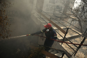 Φωτιά: Τι πρέπει να κάνω για να προστατευτώ από τον καπνό - Οδηγίες του ΕΟΔΥ