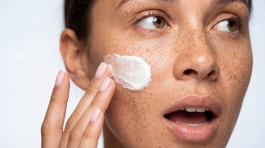 6 συμπληρώματα διατροφής που χαρίζουν πιο φωτεινό και ενυδατωμένο δέρμα