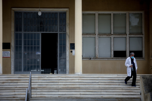 &Epsilon;&Sigma;&Upsilon;: &Alpha;&kappa;&rho;&alpha;ί&epsilon;&sigmaf; &epsilon;&lambda;&lambda;&epsilon;ί&psi;&epsilon;&iota;&sigmaf; &pi;&rho;&omicron;&sigma;&omega;&pi;&iota;&kappa;&omicron;ύ