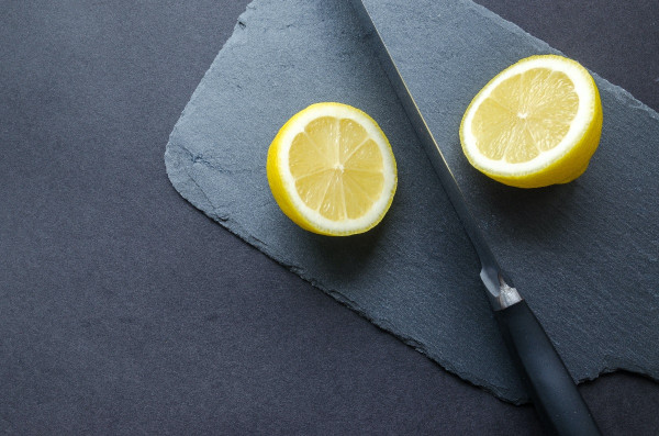 Λεμόνια κομμένα σε φέτες στο ψυγείο - Γιατί είναι λάθος
