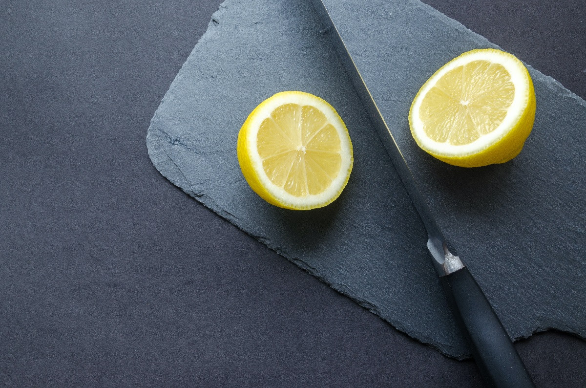 Λεμόνια κομμένα σε φέτες στο ψυγείο - Γιατί είναι λάθος