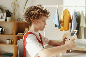 «Καμπανάκι» από τους ειδικούς για τα παιδιά που εκτίθενται σε ψηφιακές οθόνες