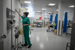 Νοσηλευτές υπό πίεση - Οι μισοί θέλουν να φύγουν από τα νοσοκομεία