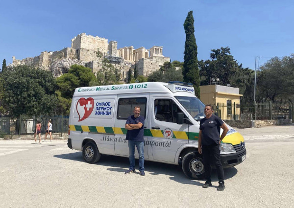 Ασθενοφόρο του Ομίλου Ιατρικού Αθηνών στην Ακρόπολη για τις ανάγκες του καύσωνα