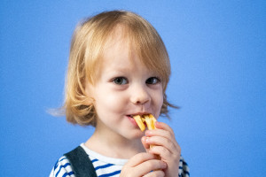 Τα παιδιά που τρώνε junk food διατρέχουν αυξημένο κίνδυνο πρόωρου εμφράγματος και εγκεφαλικού