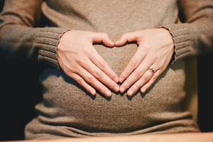 Εγκυμοσύνη: Τετραπλασιάστηκε ο αριθμός των γυναικών στην Ελλάδα που γεννούν μετά τα 40