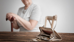 Περισσότερα προβλήματα υγείας για όσους κινδυνεύουν από φτώχεια