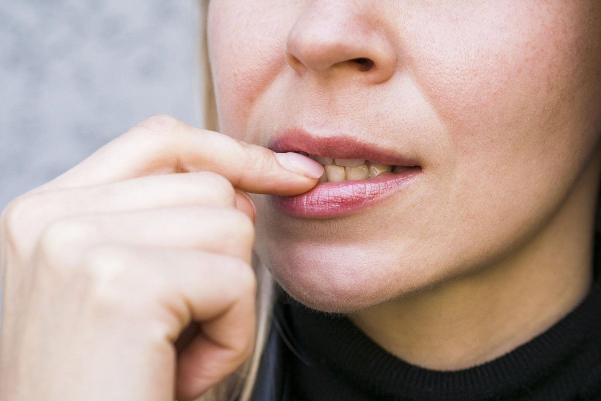 Πώς να σταματήσετε το σφίξιμο των δοντιών λόγω άγχους
