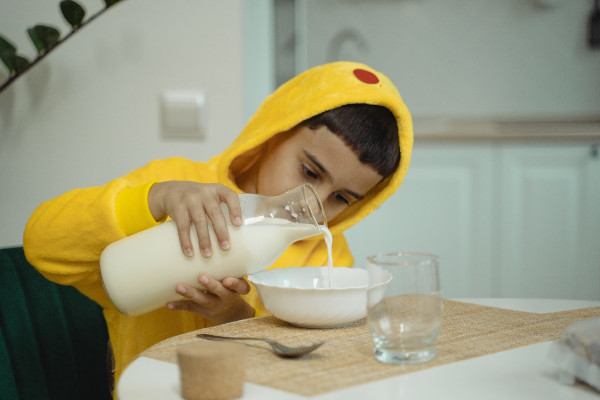 Γάλα φόρμουλα: Γιατί οι ειδικοί το χαρακτηρίζουν ως «περιττό και διατροφικά ελλιπές» για μεγαλύτερα βρέφη και παιδιά