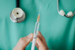 Pfizer: Το εμβόλιο για τον RSV αποτελεσματικό και σε ενήλικες υψηλού κινδύνου κάτω των 60 ετών